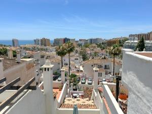 uma vista para uma cidade a partir do telhado de um edifício em Elegant 2-bedroom apartment with beautiful views em Benalmádena