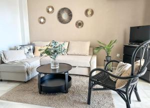 uma sala de estar com um sofá, uma mesa e cadeiras em Elegant 2-bedroom apartment with beautiful views em Benalmádena