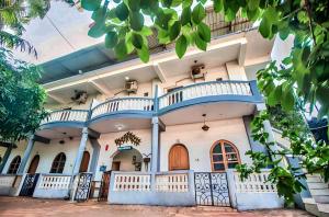 duży biały dom z balkonem w obiekcie Calangute Turista w mieście Calangute