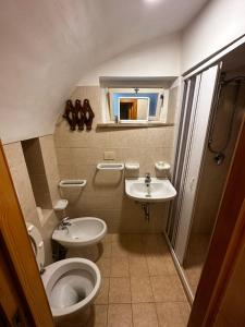 La salle de bains est pourvue de toilettes et d'un lavabo. dans l'établissement Casa Pietra Viva, à Cisternino