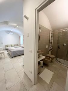 - une chambre avec un lit et une salle de bains pourvue d'une douche dans l'établissement L Antico Forno Bari Centro Storico, à Bari