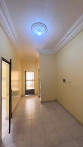 um quarto vazio com um tecto com uma janela em Villa Saran em Bamako