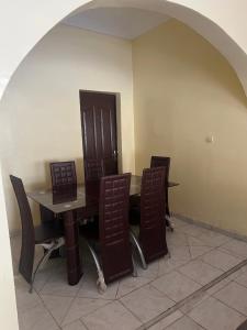 a dining room with a table and chairs at Villa Saran in Bamako
