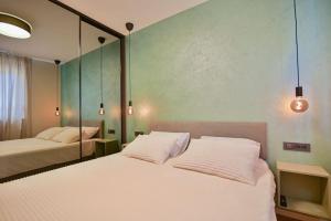 Ένα ή περισσότερα κρεβάτια σε δωμάτιο στο NOIR design apartment