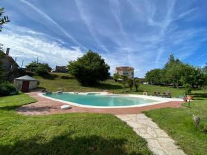 a swimming pool in the middle of a yard at Casa da Rapadoira in Laxoso de Abaixo