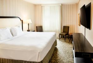 Cette chambre comprend un grand lit et un bureau. dans l'établissement Crowne Plaza Hotel-Niagara Falls/Falls View, an IHG Hotel, à Niagara Falls