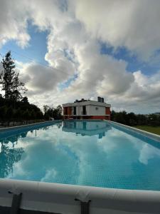 Piscina a Гостевой Дом Батумский Двор o a prop