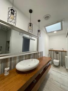 La salle de bains est pourvue d'un lavabo et d'un miroir. dans l'établissement Casa con piscina cerca de la playa, à Vidreres