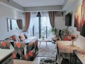 sala de estar con sofá y mesa en 2 BR Portovita Tower 12-A en Manila