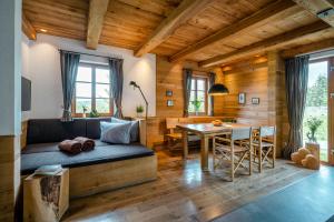 een woonkamer met een bank en een tafel bij Bergdorf LiebesGrün in Schmallenberg