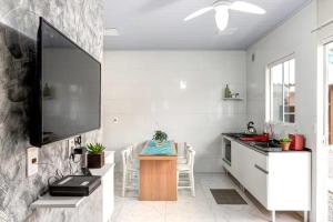 Dapur atau dapur kecil di Casa de férias familiar com linda vista à 300m da Meia Praia de Navegantes