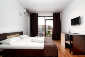 コスティネシュティにあるVila 21Aのベッドルーム(ベッド1台、テレビ、窓付)