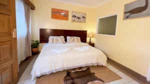um quarto com uma cama e uma televisão na parede em DB Space em Nairobi