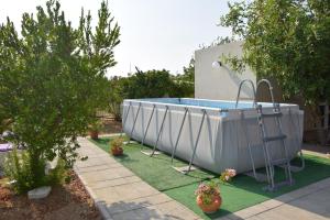 uma banheira de hidromassagem num quintal com plantas em Casa vacanze FELICI IN 2 - Santa Maria del Focallo - Ispica em Santa Maria Del Focallo