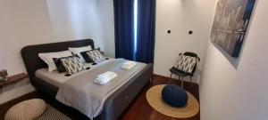 1 dormitorio con 1 cama con sombrero en Apartment Bella Vita en Zagreb
