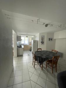 ル・プリガンにあるLe Pouliguen/La Baule Appartement T3のキッチン、ダイニングルーム(テーブル、椅子付)