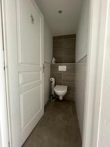 ル・プリガンにあるLe Pouliguen/La Baule Appartement T3の小さなバスルーム(トイレ、ドア付)