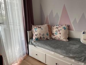 una cama con almohadas en una habitación en The Garden Loft, en Frankfurt