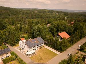 una vista aérea de una casa con patio en Hotel Garni Waldsegler, en Bad Sachsa