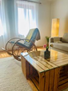 uma sala de estar com uma mesa de centro e um sofá em Landhaus mit Garten em Neutal