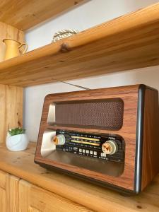 Landhaus mit Garten في Neutal: وجود راديو جالس على رف خشبي
