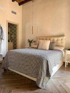 1 dormitorio con 1 cama con manta blanca y negra en CETTI - Centro, en Granada
