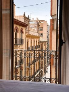 una ventana con vistas a la ciudad en CETTI - Centro, en Granada