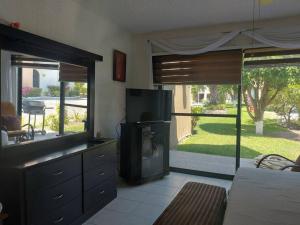 a kitchen with a stove and a window with a yard at Casa en Club de Golf Santa Fe in Temixco