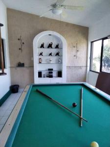 a room with a pool table in a room at Casa en Club de Golf Santa Fe in Temixco