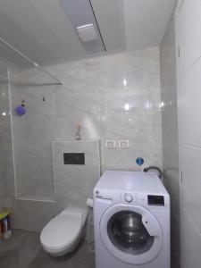 Koupelna v ubytování Beach Suite Israel- Best View, Gym, Massage Chair, Low Fee For Off-Site Indoor Pool Spa ביץ סוייט ישראל- נוף ים מאלף, כיסא מסאז, חדר כושר, אפשרות לבריכה מקורה, וספא בתשלום ממש מוזל