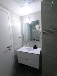 Koupelna v ubytování Beach Suite Israel- Best View, Gym, Massage Chair, Low Fee For Off-Site Indoor Pool Spa ביץ סוייט ישראל- נוף ים מאלף, כיסא מסאז, חדר כושר, אפשרות לבריכה מקורה, וספא בתשלום ממש מוזל