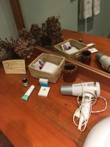 una mesa con un mando a distancia y otros artículos en ella en Hotel CasaEstablo by DOT Boutique en Pucón