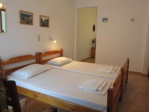 Un pat sau paturi într-o cameră la Panagiotis Apostoloudias Rooms