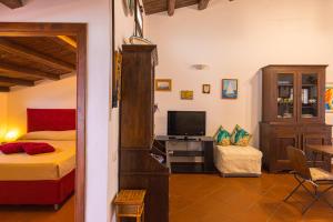 Un dormitorio con una cama y un televisor en una habitación. en Jureka Sea View Apartment 1, en Cefalú