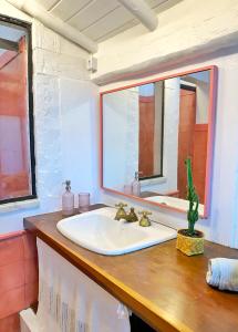 a bathroom with a sink and a mirror at Casas D'Água Doce - Casa Bambu in Ilhabela +60 photos
