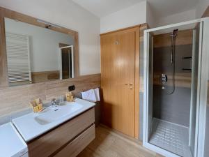 A bathroom at Skyrim Apartment - City Centre