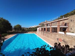 una piscina frente a un edificio en Casa Rural Agua de Azahar Chimenea, en Zahara de la Sierra