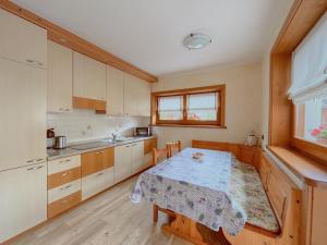 A kitchen or kitchenette at Skyrim Apartment - City Centre