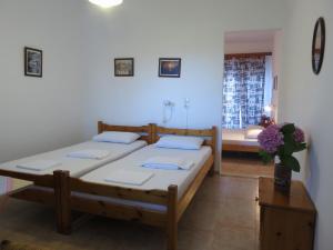 Een bed of bedden in een kamer bij Panagiotis Apostoloudias Rooms