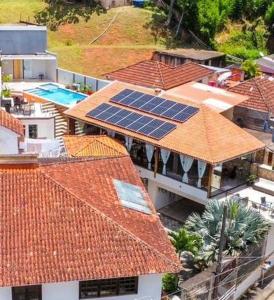 una vista aérea de los tejados con paneles solares. en Pousada dos Sonhos - MP, en Miguel Pereira