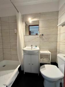 アウグストゥフにあるGościniec Rospuda 2の白いバスルーム(洗面台、トイレ付)
