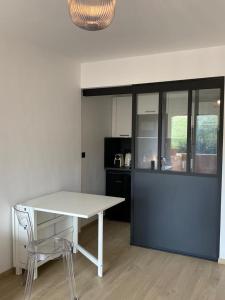 eine Küche mit einem weißen Tisch und Stühlen in einem Zimmer in der Unterkunft Elsa & David in Collioure