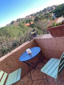 ein Tisch und zwei Stühle auf einem Balkon mit Aussicht in der Unterkunft Elsa & David in Collioure + 2 Fotos