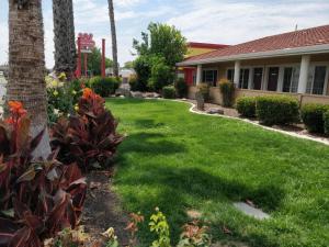 a yard in front of a house at Holiday Motel Oakdale in Oakdale