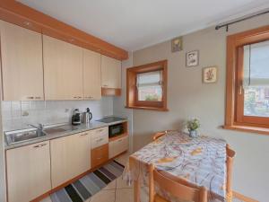 A kitchen or kitchenette at Skyrim Apartment - City Centre