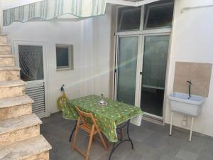 patio con tavolo e lavandino su una casa di La casa di Rosa a San Donaci