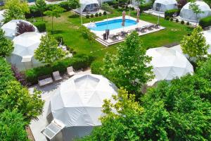 Bazén v ubytování Seagloo Glamping - Adults Only nebo v jeho okolí