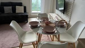 comedor con mesa, sillas y sofá en Apartament Kompozytorów Polskich z siłownią en Lublin