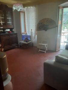 a living room with a couch and a laptop on a table at Casa Belvedere in Manarola