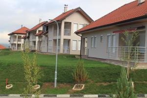 een rij huizen in een tuin met een straatlicht bij Countryside Resort Sarajevo in Hadžići